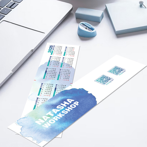 下載免費AI模版製成的香港年曆咭雙面彩色印刷，啞膠質地，卡面印上個人化的文青設計，背面印上香港公眾假期及各月份，方便攜帶