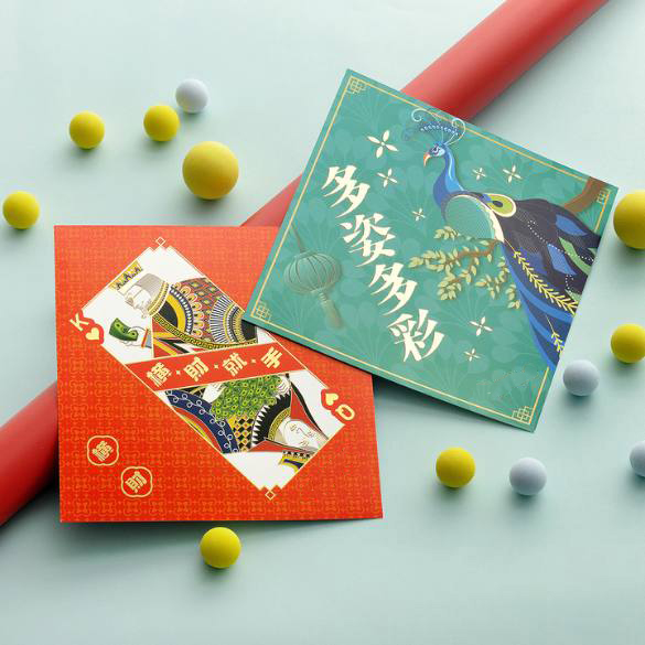 新年糖果和利是封襯托創意紅色造形直身揮春，揮春面上印有DIY小朋友相片、插畫及寫上「恭喜發財」、「身體健康」，新春必備。