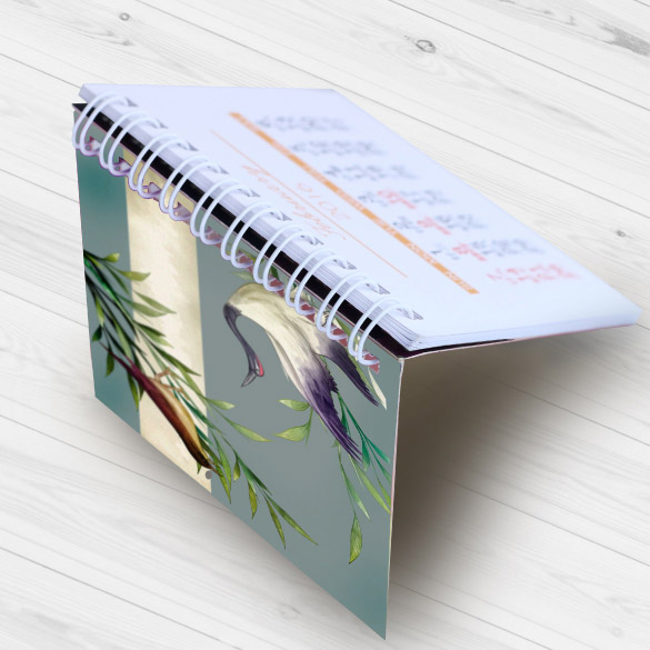 細小輕巧的日式迷你掛曆，白色雙線鐵圈釘裝，雙面彩色咭紙及書紙印刷，印上香港公眾假期及各月份，適合自用及公司送禮。