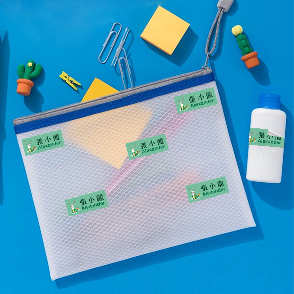 小量印刷的多邊形貼紙，貼於兩樽蜂蜜產品瓶上。一樽將貼紙用作label標籤，加入品牌logo，為高成效的宣傳工具