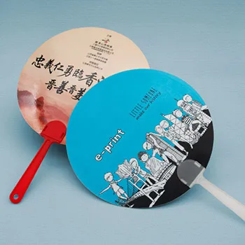 夏天最佳的流動宣傳品；另一把紅色水彩背景PP膠扇，仿毛筆風格的宣傳口號、紅色手柄，配合各種活動宣傳。