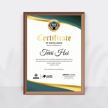 白色主調證書模板，深綠金搭配，含獎章紋理元素 